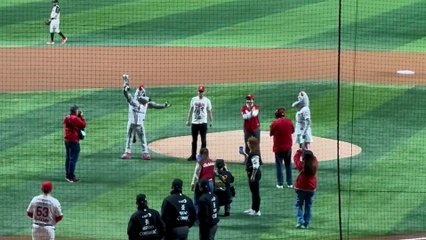 Equipo de Basquetbol de los Diablos hace el primer lanzamiento del juego 2 con el trofeo de subcampeón de la Copa Value 2024 de la LNBP