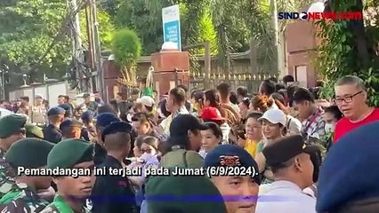 Nantikan Paus Fransiskus Melintas, Ratusan Orang Padati Kedubes Vatikan