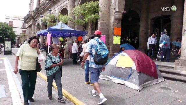 Comerciantes ambulantes en desacuerdo con los tratos del ayuntamiento; continúan plantón