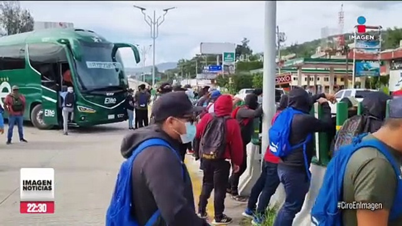 Normalistas de Ayotzinapa saquean una camioneta de pan Bimbo