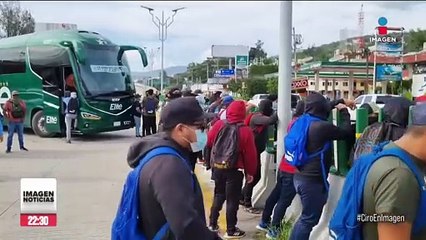 Normalistas de Ayotzinapa saquean una camioneta de pan Bimbo