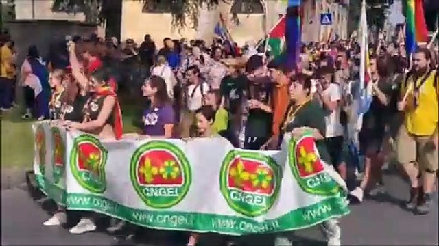 Lucca si colora di arcobaleno per il Toscana Pride: il video
