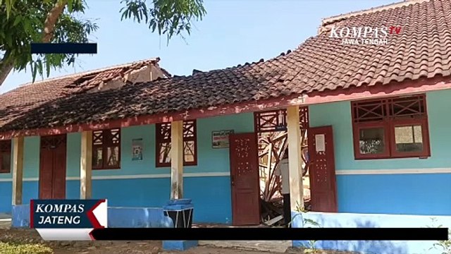 Lapuk, Atap Kelas Ambrol Siswa Mengungsi