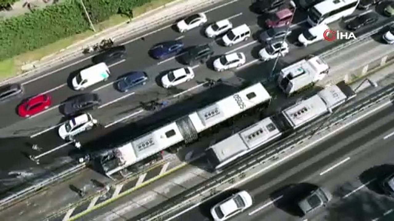 İstanbul'da metrobüs alev aldı