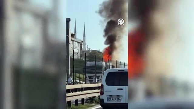 Metrobüs alev alev yandı