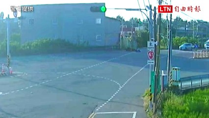 苗栗竹南逆向闖紅燈引發車禍，騎士擊落對方機車 🚦