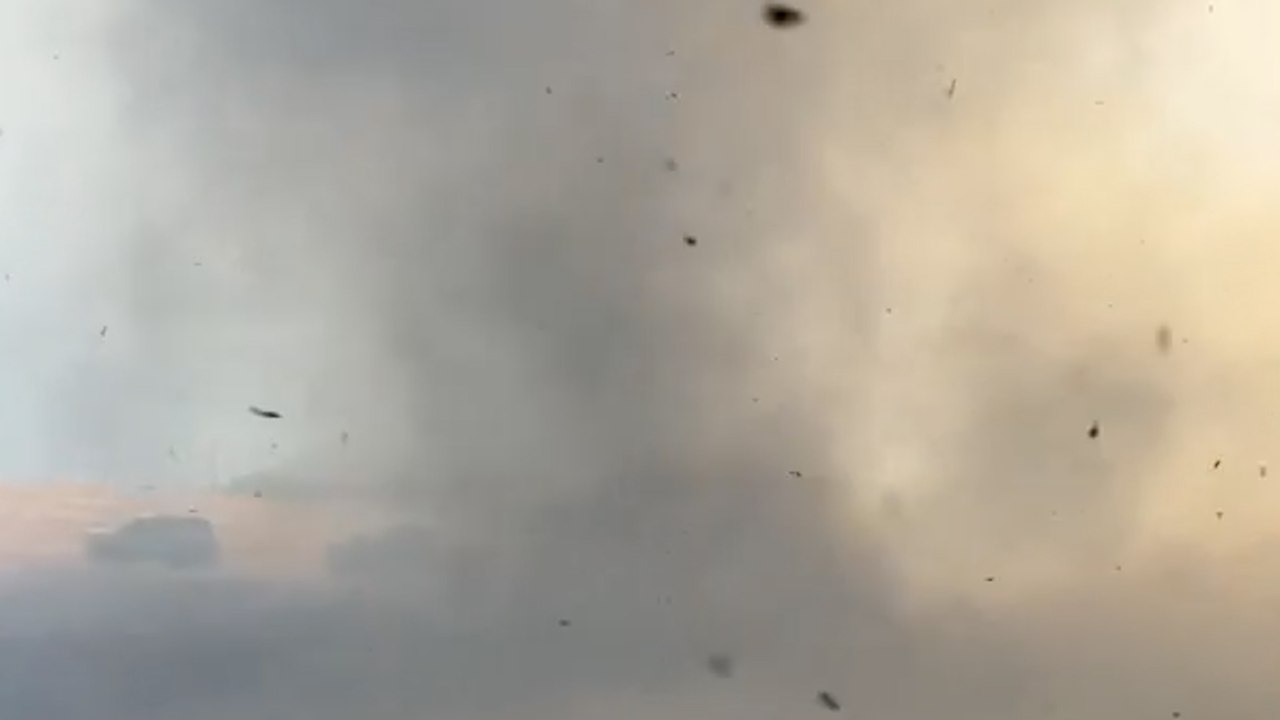 Unglaubliches video zeigt "smokenado", das durch ein feuer in einem maisfeld hervorgerufen wird