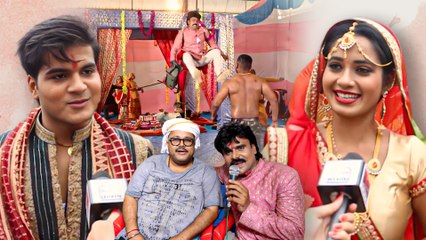 देखिए Arvind Akela Kallu औ र Ritu Singh की फिल्म Sarkai Lo Khatiya Jada Lage के एक सीन की शूटिंग