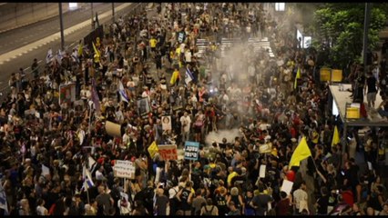 Télécharger la video: Israele, nuove proteste a Tel Aviv per far pressione su Netanyahu