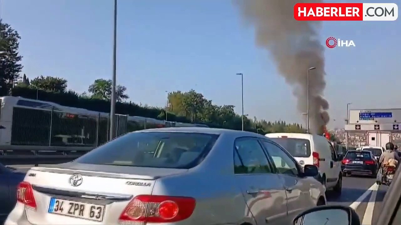 İstanbul'da metrobüs yangını trafik yoğunluğuna neden oldu
