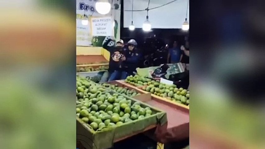 Ramai di media sosial Oknum Ormas yang sedang melakukan penarikan "jatah" kepada pedagang buah.