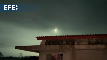 La caída de un meteorito ilumina la noche en el norte de Filipinas