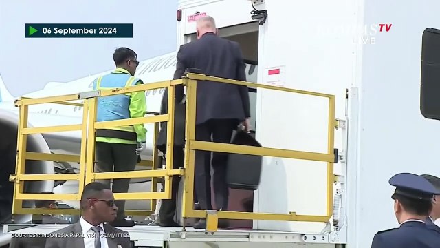 Detik-Detik Pesawat Paus Fransiskus Terbang Tinggalkan Indonesia Menuju Papua Nugini