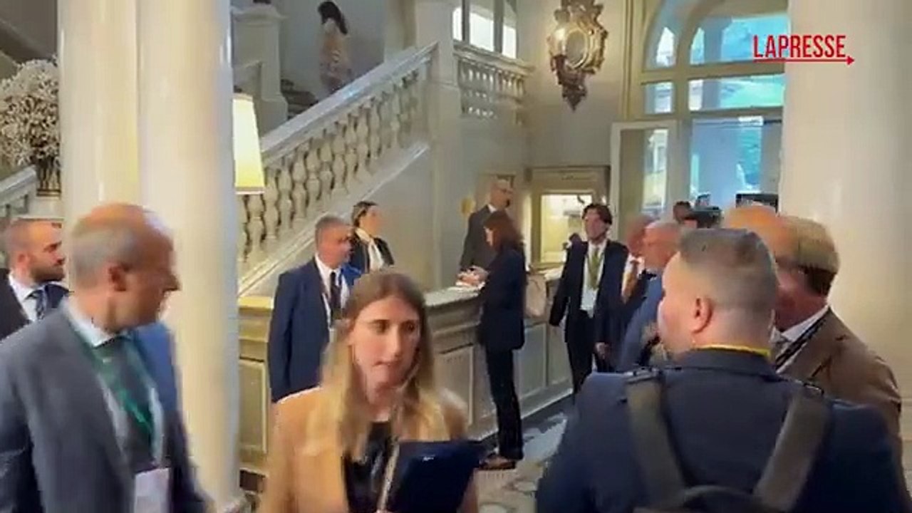 L'arrivo di Orban al Forum Ambrosetti di Cernobbio: «Spero che il presidente ucraino Zelensky sia qui»
