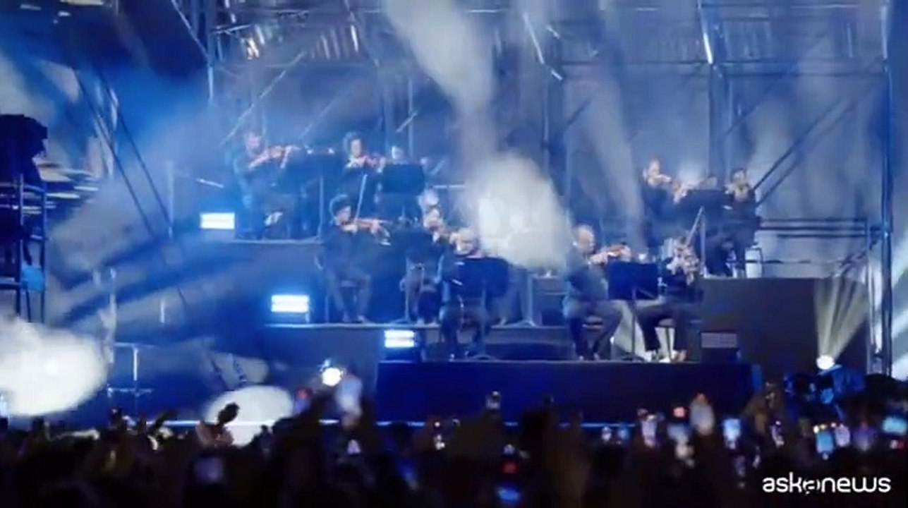 Lazza live fuori da San Siro con Orchestra, Sfera Ebbasta e Ghali