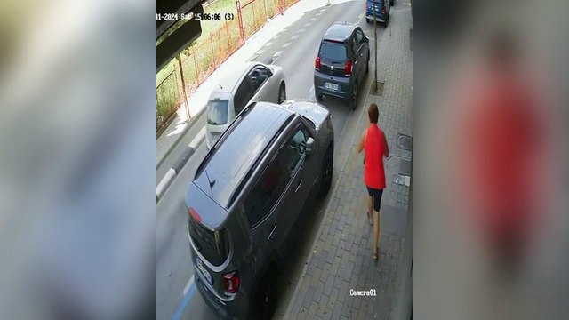 Pomigliano d'Arco, tentano lo scippo ma la donna resiste e salva la borsa