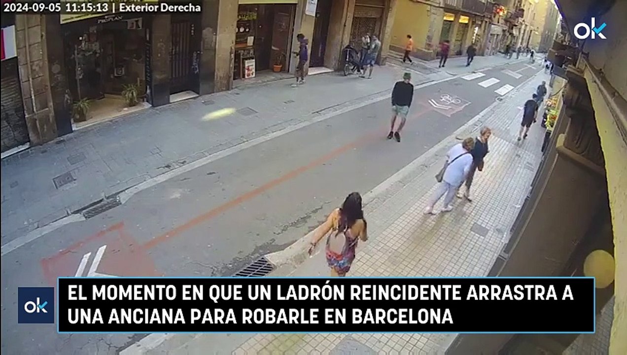 El momento en que un ladrón reincidente arrastra a una anciana para robarle en Barcelona