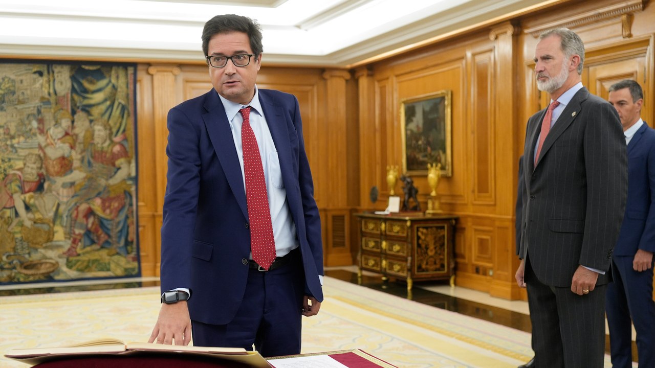 Óscar López promete ante el rey su cargo de ministro de Transformación Digital y Función Pública