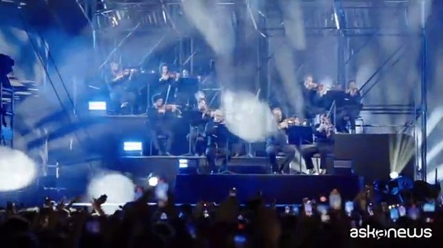 Lazza, il video del live fuori da San Siro con Orchestra, Sfera Ebbasta e Ghali