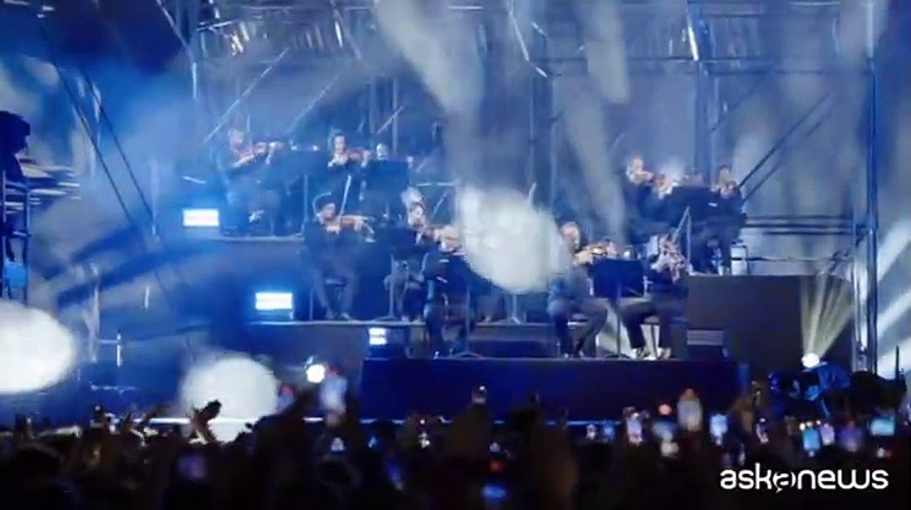 Lazza, il video del live fuori da San Siro con Orchestra, Sfera Ebbasta e Ghali
