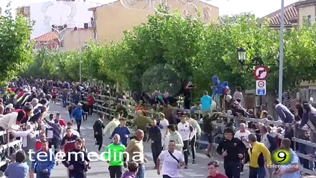 Cogida a un corredor en el tercer encierro de Medina del Campo