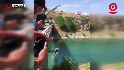 Baraj gölüne uçan araç, vinç yardımı ile çıkartıldı