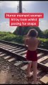 Une femme est presque percutée par un train alors qu'elle pose pour des photos (VIDEO)