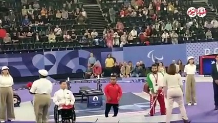 لحظة تتويج محمد المنياوي بذهبية رفع الاثقال في بارالمبياد باريس