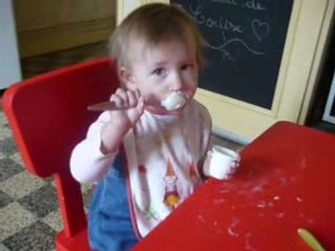 louise mange seule P1020313.MOV