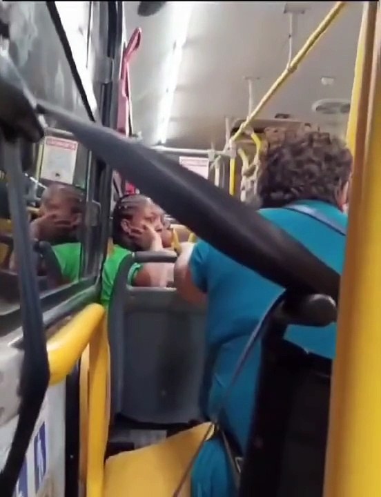 Mulher levanta de cadeira de rodas durante confusão em ônibus de Salvador
