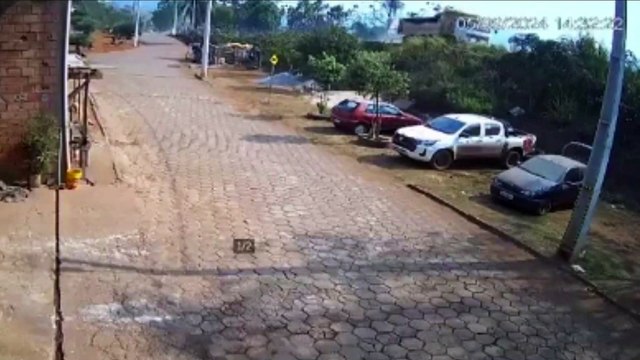 Motorista perde o controle, e caminhão tomba de rodovia em cima de carros
