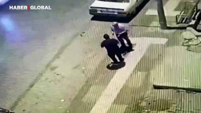 Bunu da gördük: Yolun karşısına yavaş geçtiği için sinirlendiği yayaya kafa atarak yere itti