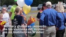 Flores y globos en recuerdo de las víctimas del tiroteo en un instituto en Winder, Georgia