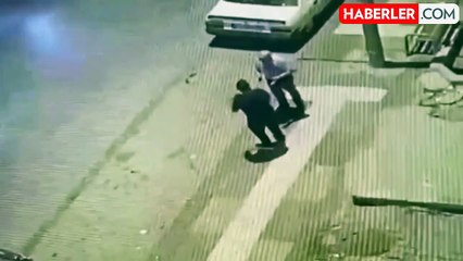 Yolun karşısına yavaş geçtiği için sinirlendiği yayaya böyle kafa attı