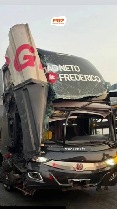 Ônibus da dupla sertaneja João Neto & Frederico se envolve em acidente