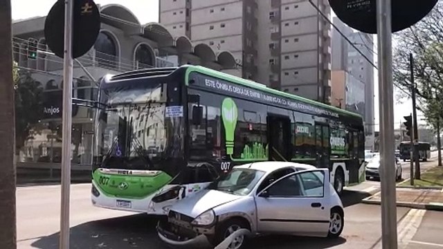 Passageira fica ferida em acidente entre ônibus elétrico e Ford Ka na Avenida Brasil
