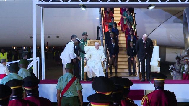 Papa desembarca em Papua-Nova Guiné