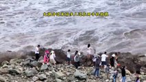 Varios turistas fueron arrastrados por la fuerte marea del río Qiantang, en China, mientras intentaban tomar fotografías arriesgando sus vidas.