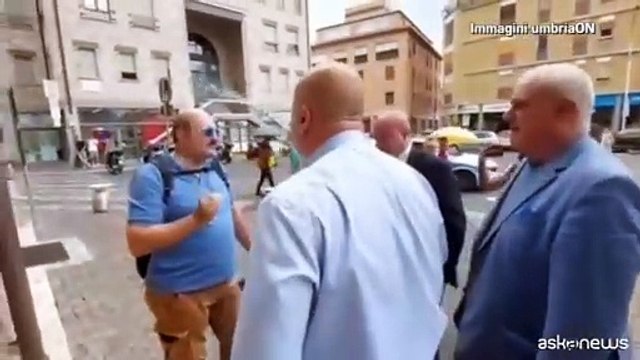 Terni, Bandecchi sputa in faccia a cittadino: Voleva essere sputato