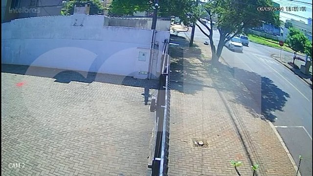 Câmera flagra acidente entre moto e Peugeot que deixou mulher ferida na Rua Paraná