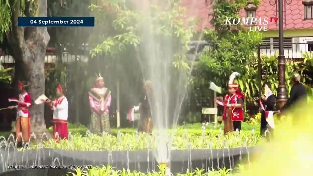 Bersejarah! Momen Presiden Jokowi Membungkuk Sambut Paus Fransiskus di Istana