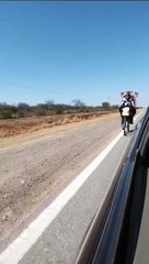 El "Ángel de la bici de madera" en su peregrinación hacia el santuario de Mama Antula