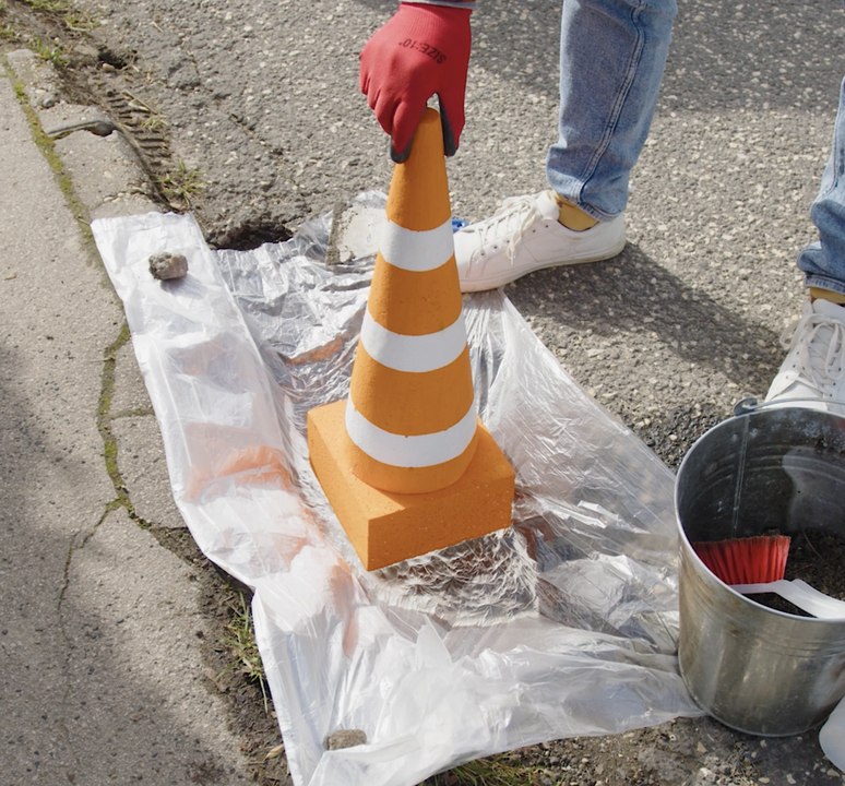 Fixing the hole in the road using unexpected materials 