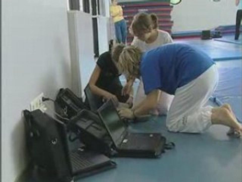 EPS_'un collegien un ordinateur portable'