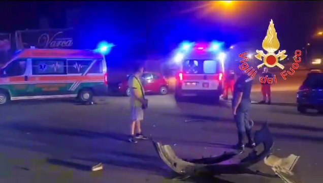 Terribile incidente a Crotone tra quattro auto, otto persone coinvolte: in tre tra cui un bambino portate in ospedale