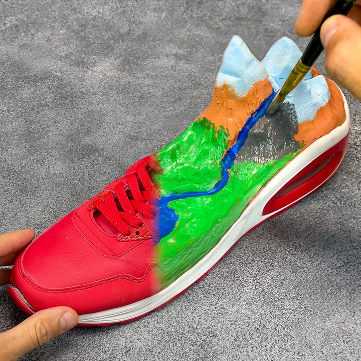 Crafting a shoe's miniature wonderland 