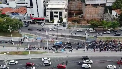 Policial Civil faz protesto no bairro do Itaigara, em Salvador