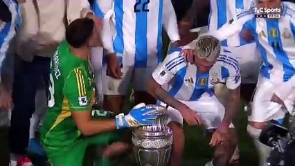 Una chica cantó la nueva canción de la Selección en El Monumental