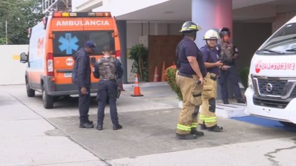 Bomberos realizan evaluaciones de personas por caída de elevador