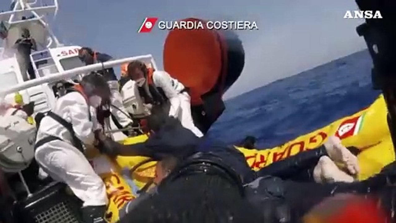 Lampedusa, si capovolge un barcone di migranti: 21 dispersi